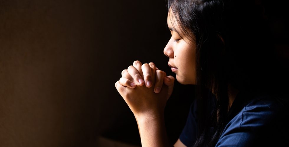 girl-praying-with-her-eyes-closed (1)